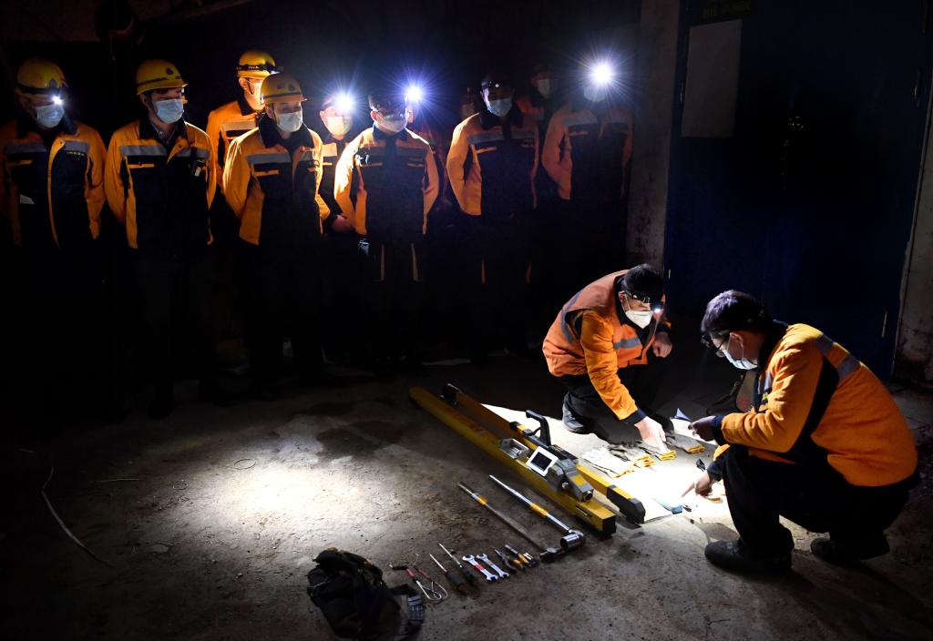 新華全媒+丨寒夜里，他們在地下30米隧道守護回家路