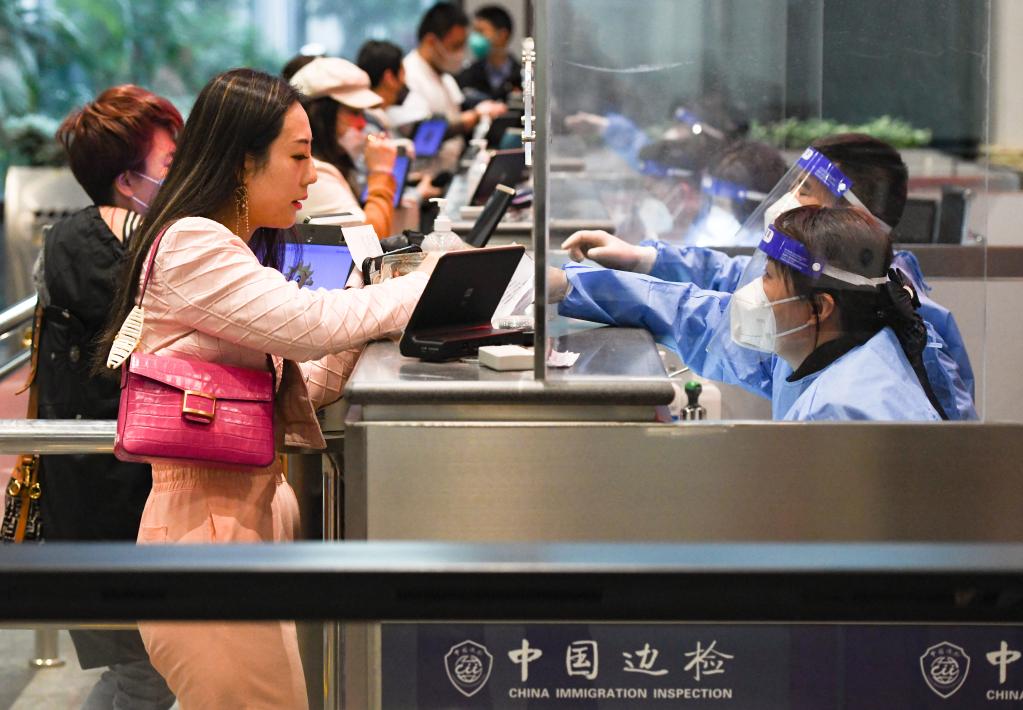 ?？冢憾啻氩⑴e保障旅客高效通關(guān)