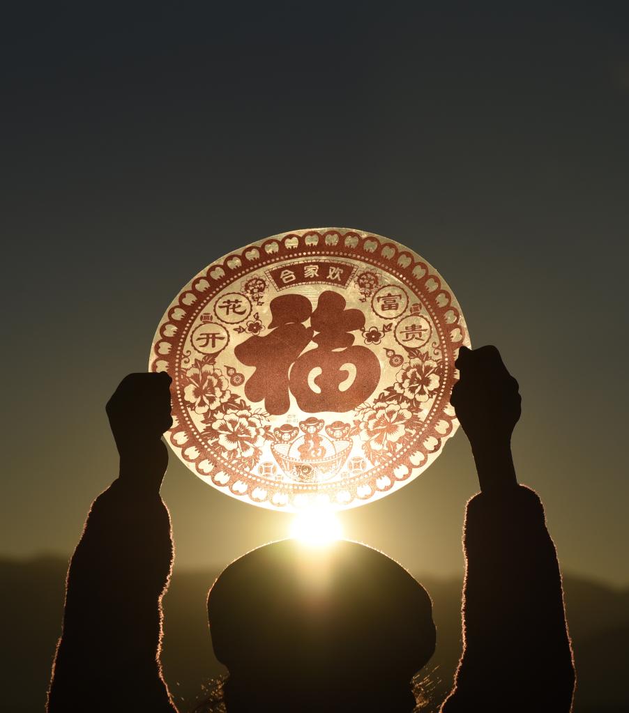 新華全媒+丨鏡頭里的中國年:兔年第一天的中國