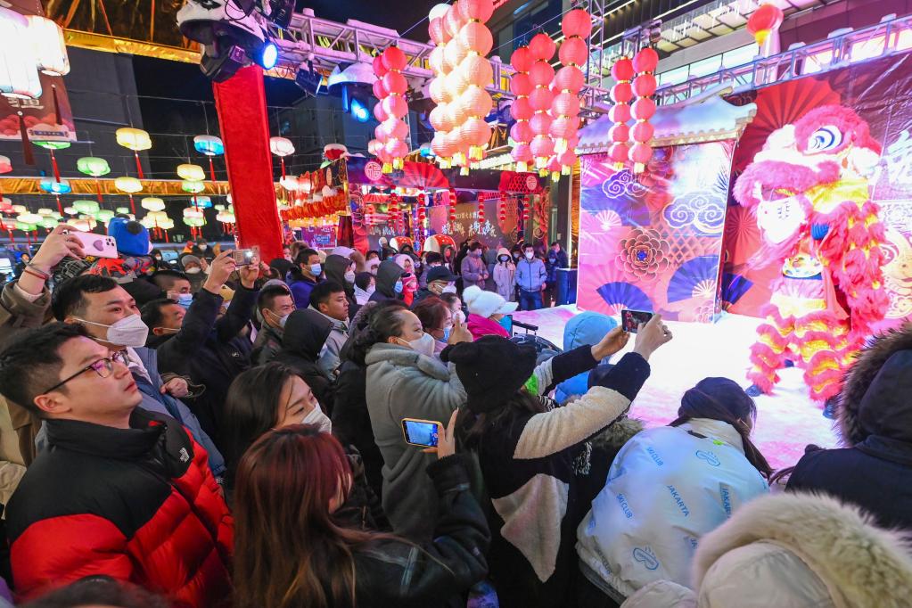 新華全媒+丨鏡頭里的中國年&mdash;&mdash;精彩廟會(huì ) 煙火大集