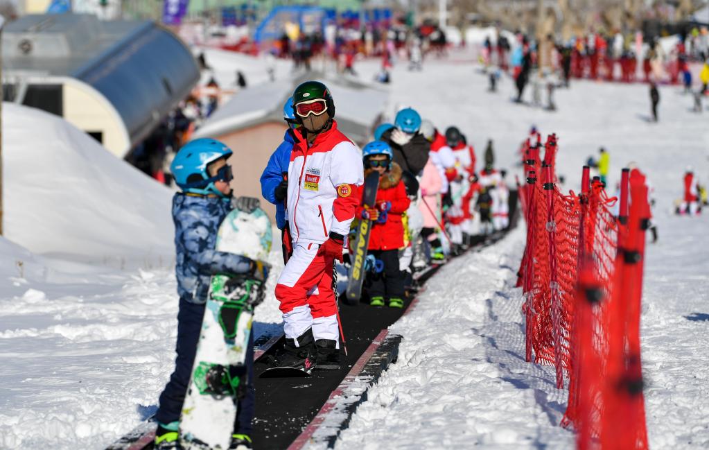 新華全媒+丨&ldquo;冬閑&rdquo;變&ldquo;冬忙&rdquo; 烏魯木齊冰雪&ldquo;熱&rdquo;帶動(dòng)就業(yè)