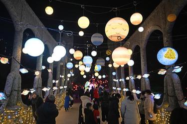 新華全媒+丨新春燈會(huì )扮靚節日夜空