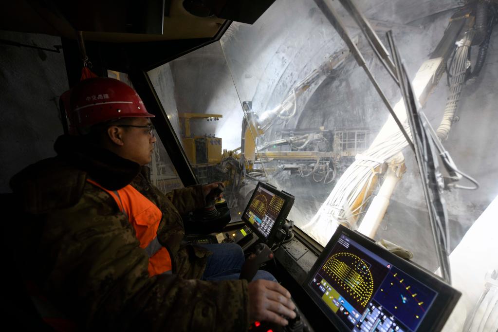 首都地區環(huán)線(xiàn)高速公路承德至平谷段春節過(guò)后施工忙