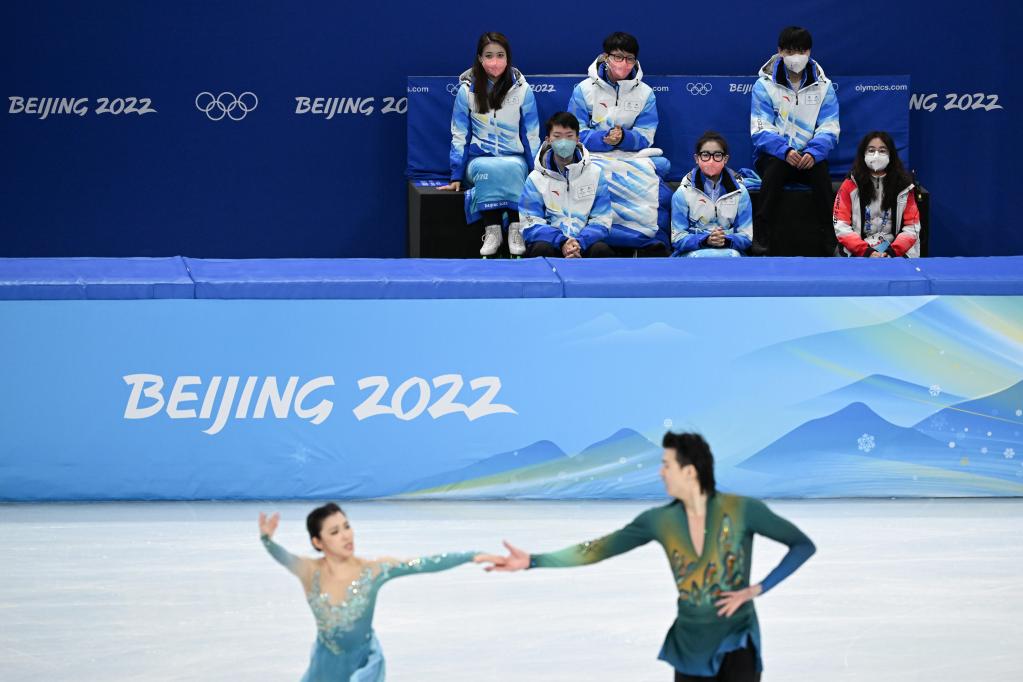 新華全媒+丨能滑冰會(huì )補冰，這個(gè)志愿者現在教滑冰