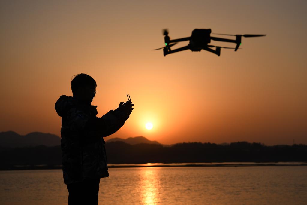 新華全媒+&middot;新春走基層丨光影寄鄉愁&mdash;&mdash;&ldquo;00后&rdquo;大學(xué)生回鄉記