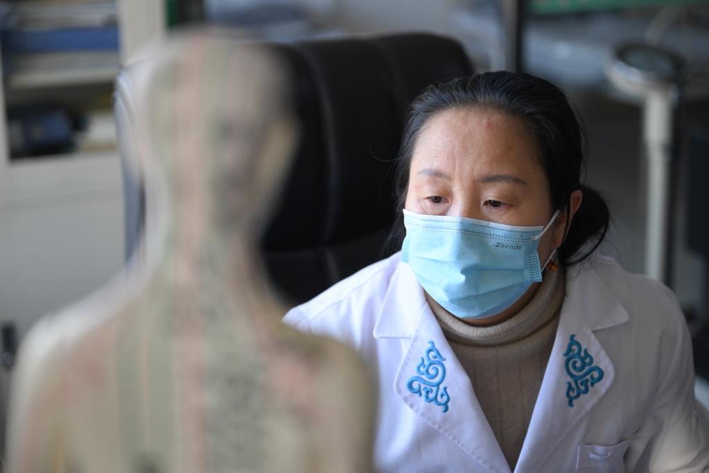 新春走基層｜村醫李紅霞：用蒙醫藥技術(shù)守護村民健康