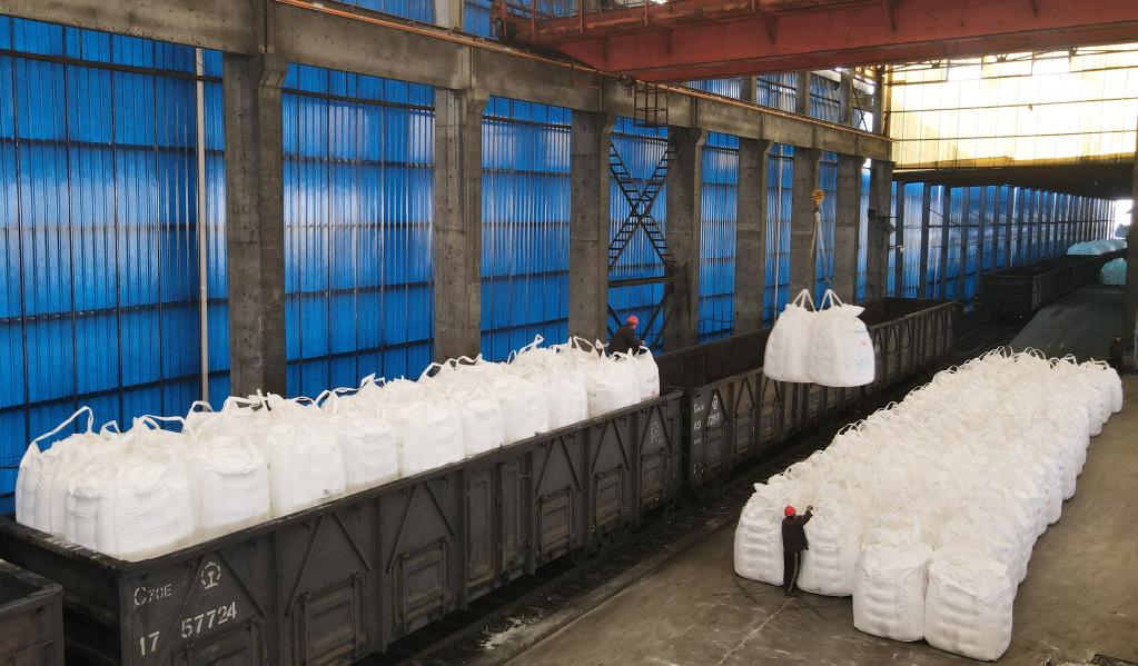 新華全媒+丨保障春耕備耕 化肥生產(chǎn)運輸開(kāi)啟“加速度”