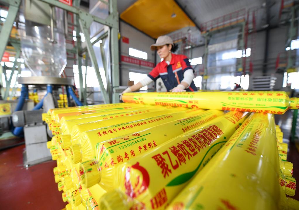 寧夏西吉:地膜生產(chǎn)助春耕