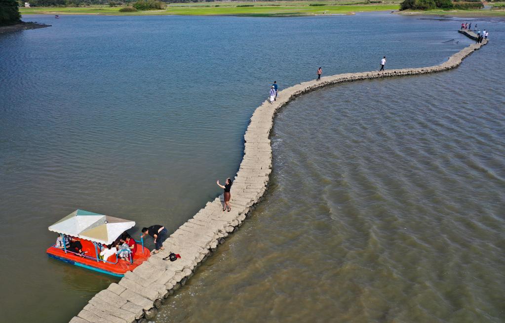 ?？诎倌?ldquo;蛇橋&rdquo;浮春水