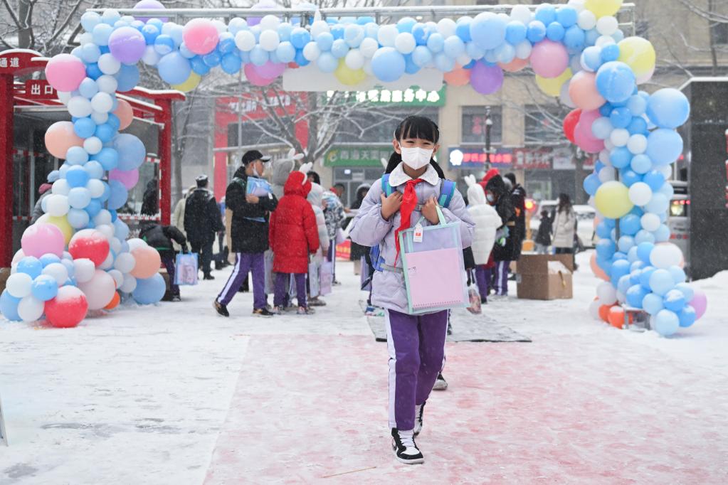 青海西寧:雪中迎開(kāi)學(xué)