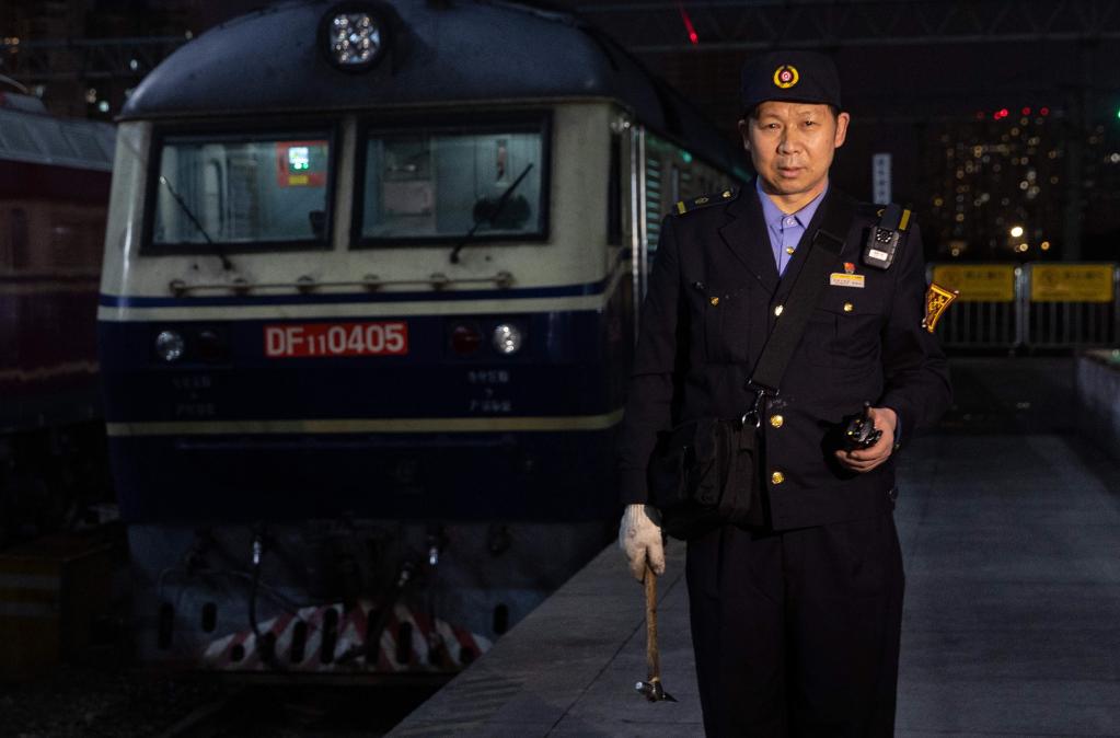 新華全媒+丨乘務(wù)&ldquo;老兵&rdquo;的最后一個(gè)春運