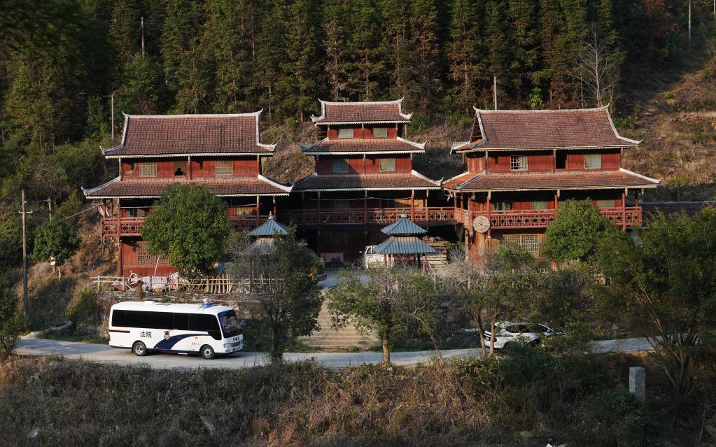 廣西融水:巡回審判車(chē)開(kāi)進(jìn)大苗山