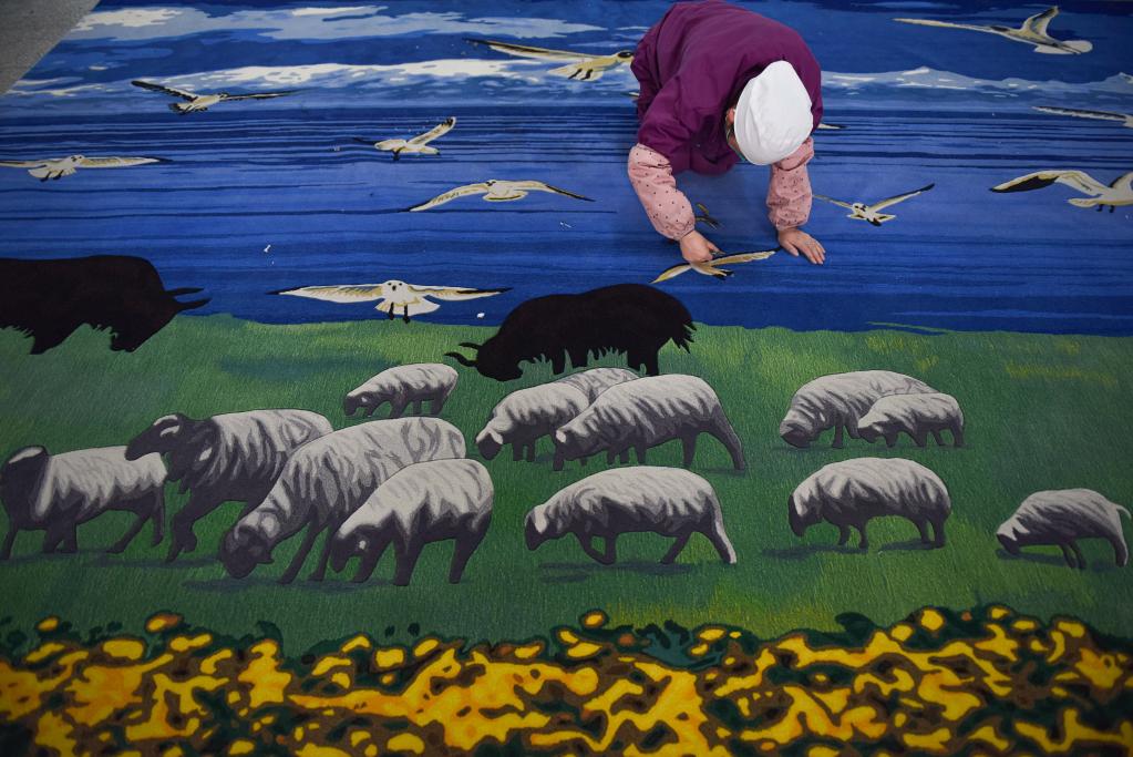 青海西寧:藏毯趕制忙