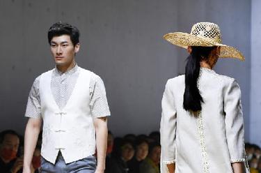 青島舉行春夏服裝新品發(fā)布會(huì )