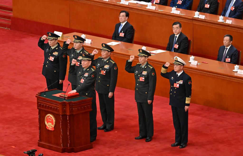 中央軍事委員會(huì )副主席、委員進(jìn)行憲法宣誓