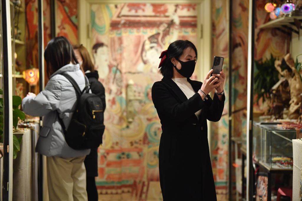 強信心·開(kāi)新局丨甘肅敦煌:“夜經(jīng)濟”升溫 激發(fā)古城新活力