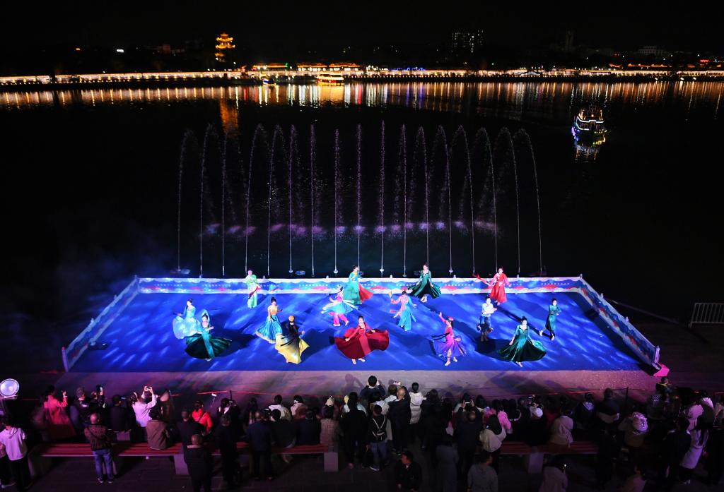 四川閬中:觀(guān)賞移動(dòng)演出 感受古城夜經(jīng)濟