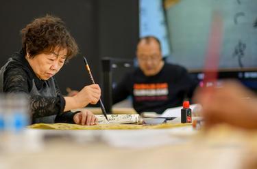 新疆:“銀齡學(xué)堂”讓老人老有所學(xué)