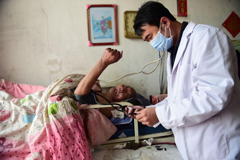 大學(xué)生村醫進(jìn)村來(lái)