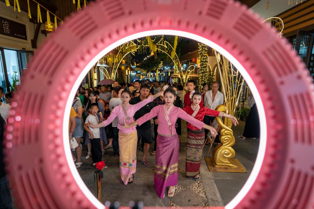 云南芒市：民族風(fēng)情點(diǎn)燃邊城&ldquo;夜經(jīng)濟&rdquo;