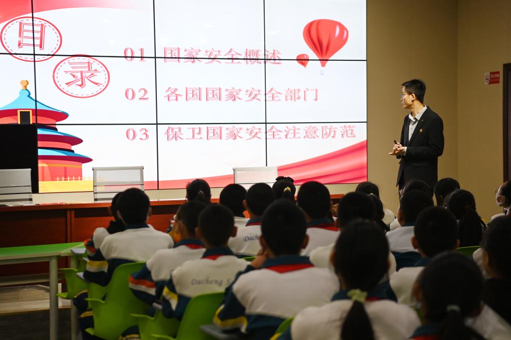 新華全媒+丨主題班會(huì )、禁毒宣傳、安全講座&mdash;&mdash;全民國家安全教育日活動(dòng)進(jìn)校園