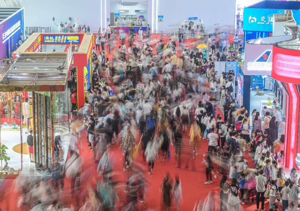 第三屆消博會(huì )最后一日現場(chǎng)直擊:人氣旺