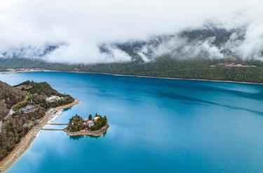 西藏:霧起巴松措