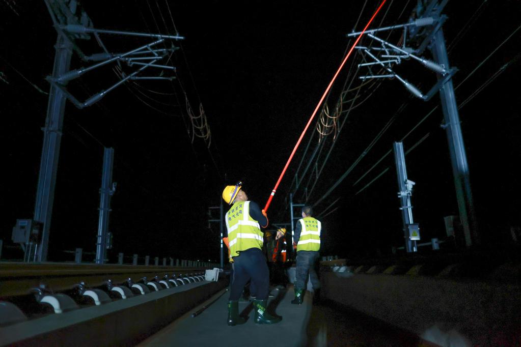 貴南高鐵貴州段實(shí)現接觸網(wǎng)&ldquo;電通&rdquo;