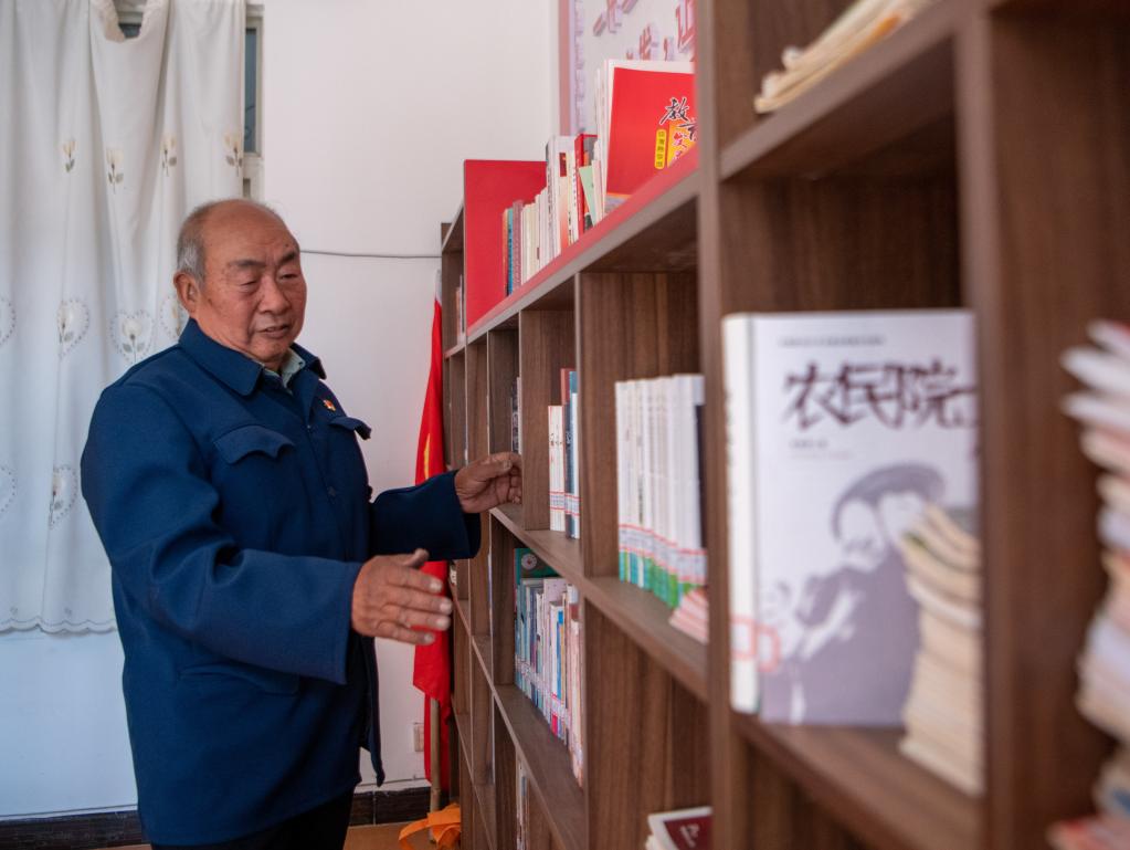 新華全媒+丨七旬老人的農村愛(ài)心流動(dòng)書(shū)攤