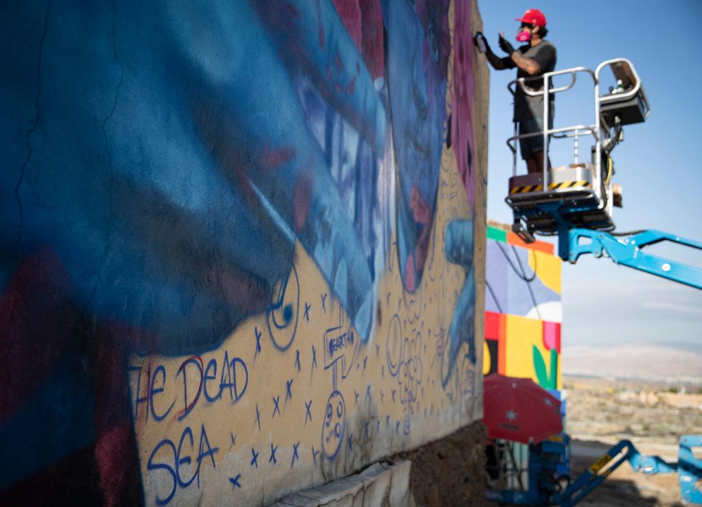 死海沿岸作畫(huà) 關(guān)注死海命運