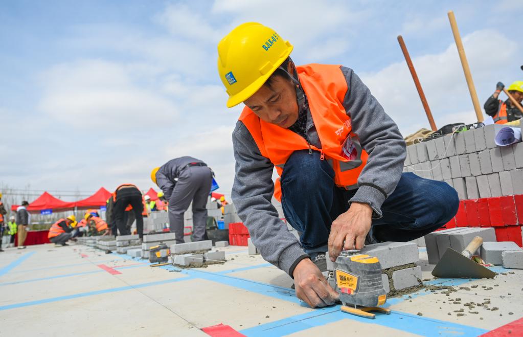 呼和浩特:建筑工人展身手