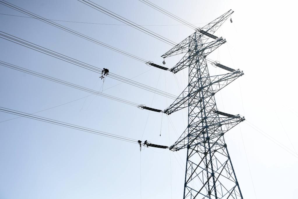 &ldquo;穿越&rdquo;勞動(dòng)一線(xiàn)看奮斗丨&ldquo;空中舞者&rdquo;：高空作業(yè)建設能源通道