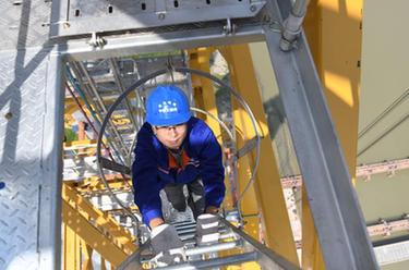 “穿越”勞動(dòng)一線(xiàn)看奮斗丨“云端工位”:助天塹變通途