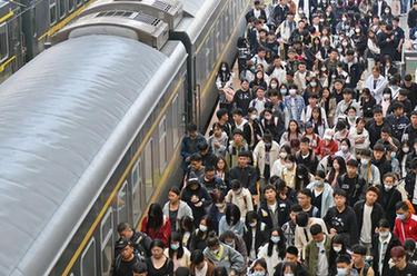 各地陸續迎來(lái)假期返程高峰