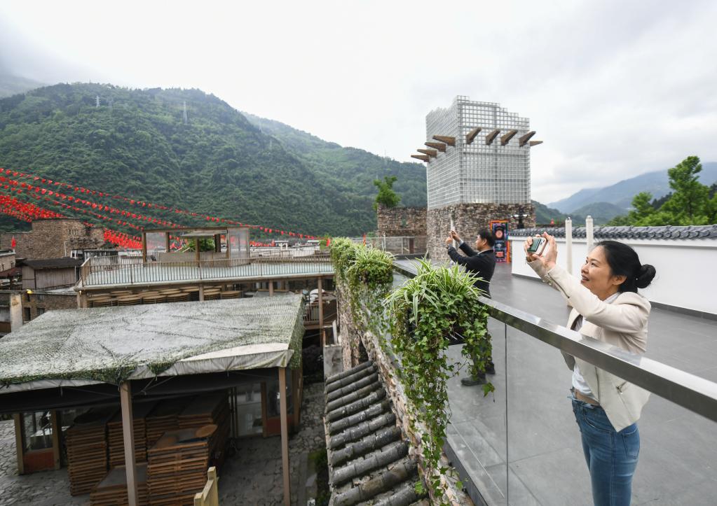 新華全媒+丨15年后，他們再次回到曾經(jīng)奮戰的地方