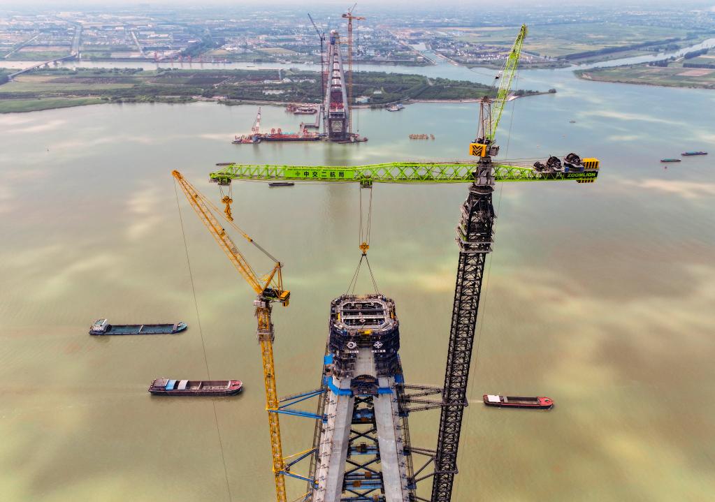 江蘇泰州：常泰長(cháng)江大橋索塔施工加速推進(jìn)