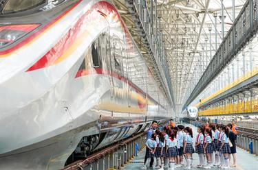 重慶：小學(xué)生探訪(fǎng)動(dòng)車(chē)所 體驗中國高鐵科技