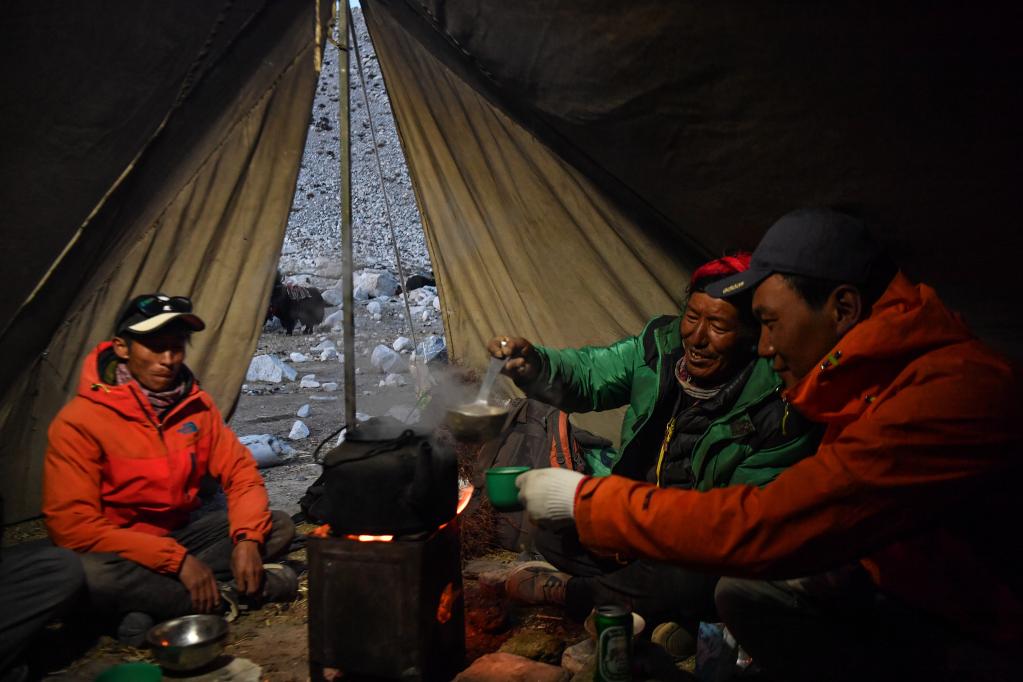 新華全媒+丨西藏:牦牛背馱起珠峰夢(mèng)