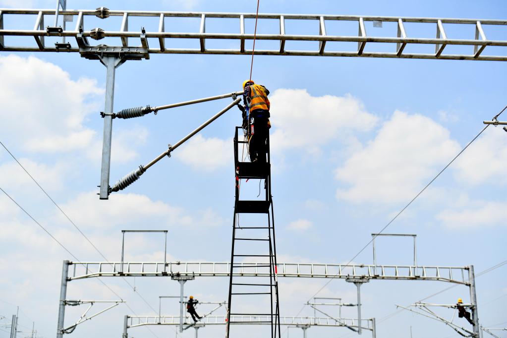 成宜高鐵接觸網(wǎng)架設工作有序推進(jìn)