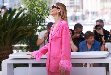 戛納電影節：法國演員克洛蒂爾德&middot;庫羅亮相《去年夏天》拍照式