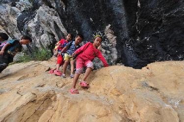 新華全媒＋丨11年過(guò)去了，那些爬懸崖天梯上學(xué)的孩子們長(cháng)大了