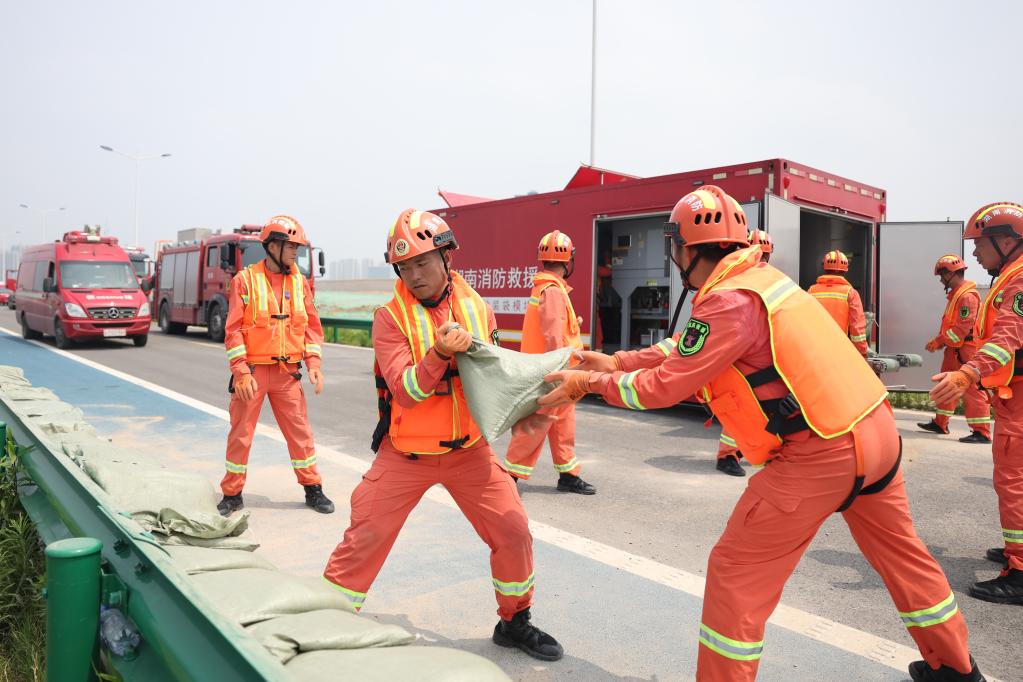 長(cháng)沙消防開(kāi)展水域救援演練