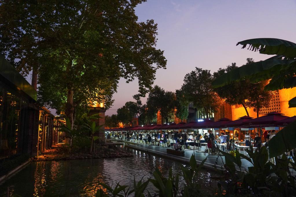 新華全媒+丨解碼文化自信的城市樣本丨景德鎮：工業(yè)遺存之上，城市活起來(lái)