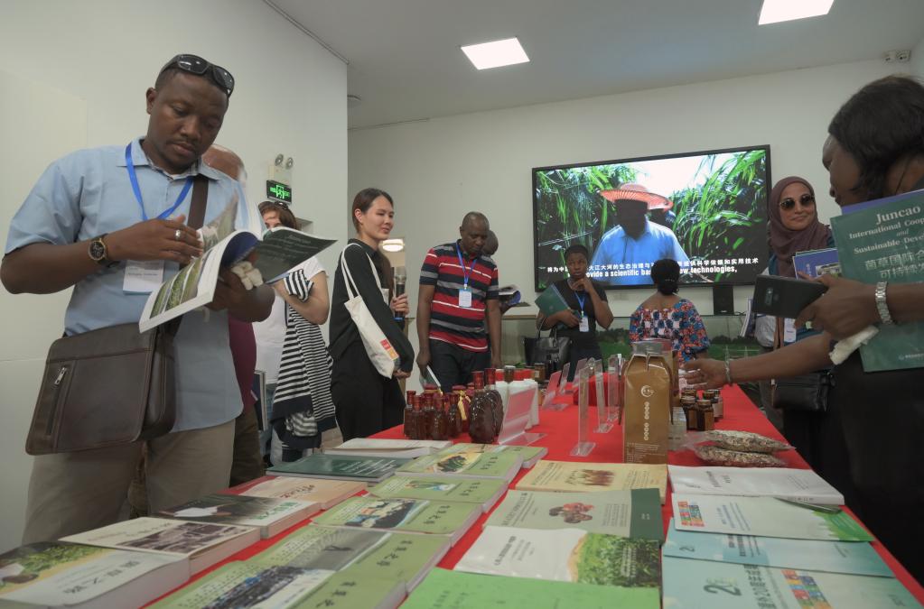 國際菌草產(chǎn)業(yè)發(fā)展研討會(huì )代表到國家菌草工程技術(shù)研究中心考察