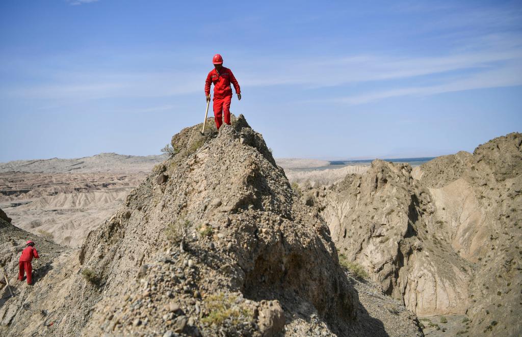 物探放線(xiàn)工征戰峭壁