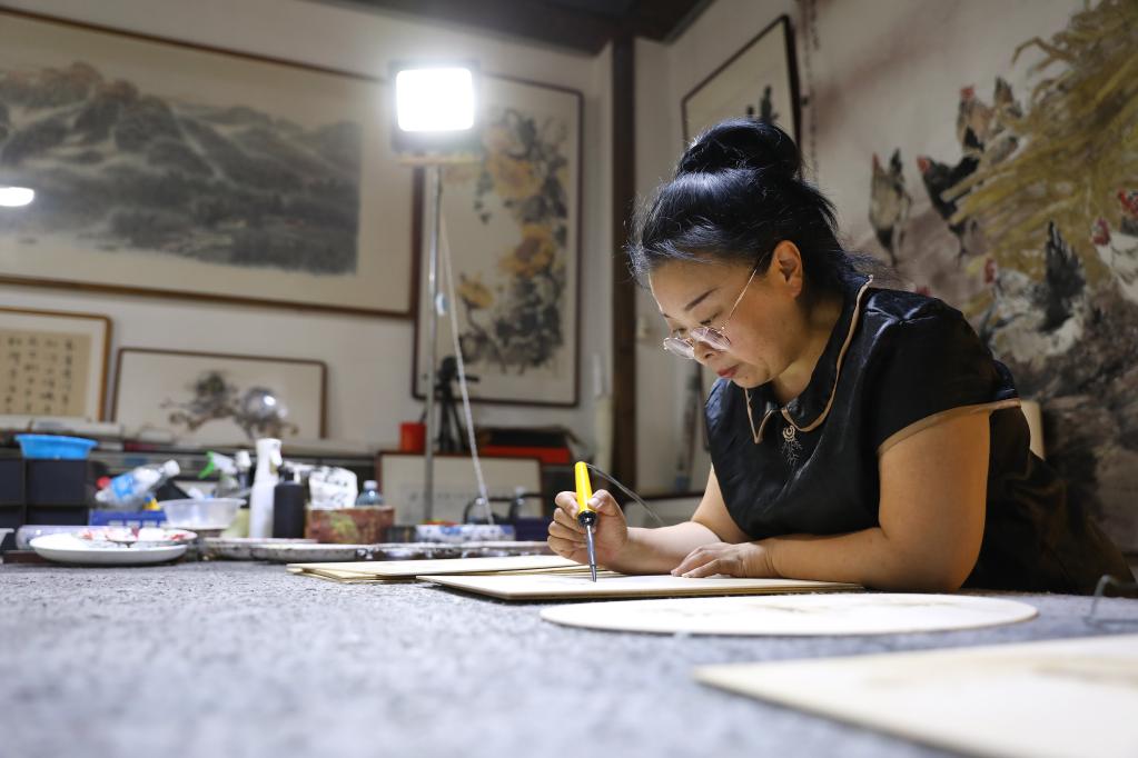 非遺傳承人李影：鐵筆著(zhù)丹青