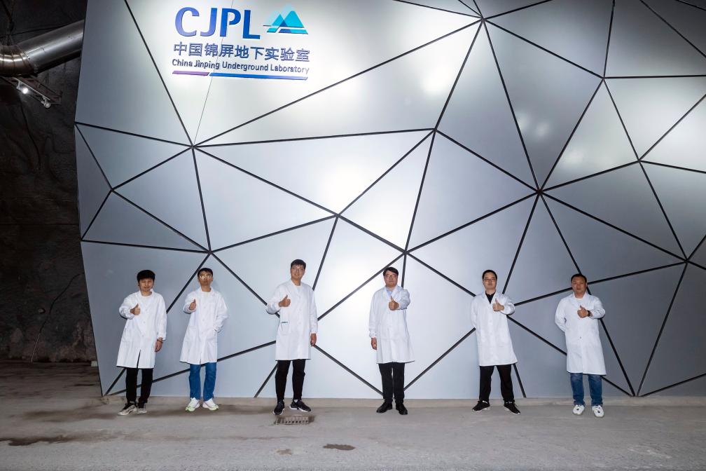 新華全媒+&middot;新時(shí)代中國調研行&middot;長(cháng)江篇丨2400米極深地下！他們追尋宇宙&ldquo;魅影&rdquo;