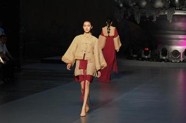 &ldquo;璀璨絲路&middot;和合共生&rdquo;時(shí)尚秀在新疆美術(shù)館舉辦