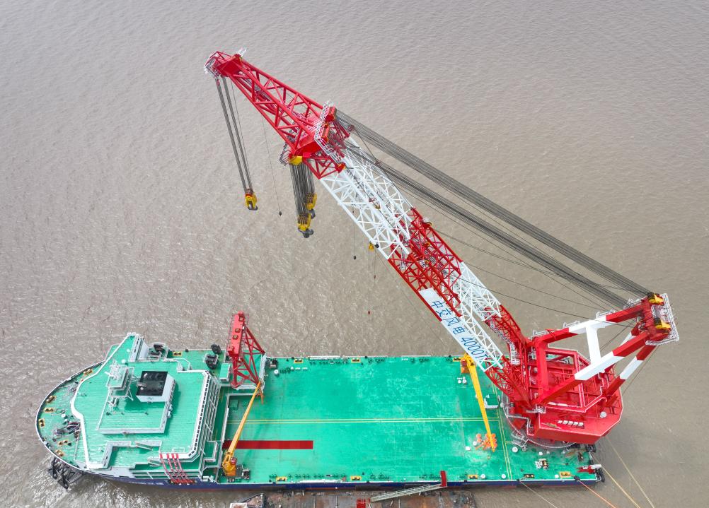 江蘇啟東：&ldquo;海峰2001&rdquo;4000噸全回轉起重船交船
