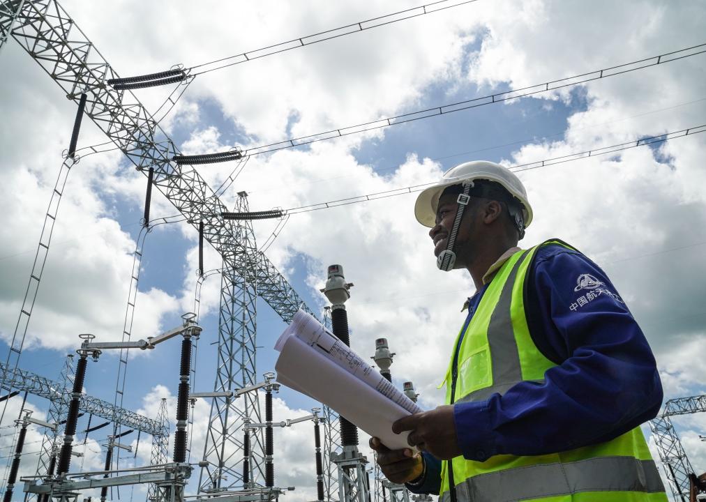 &ldquo;一帶一路&rdquo;故事繪丨在孔扎變電站，肯尼亞青年實(shí)現電氣工程師夢(mèng)想